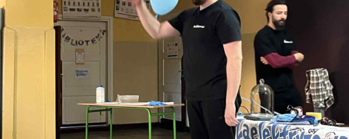 	Pokazy  prowadzone przez grupę "Zaelektryzowani" - Fizyka wszędzie styka. 