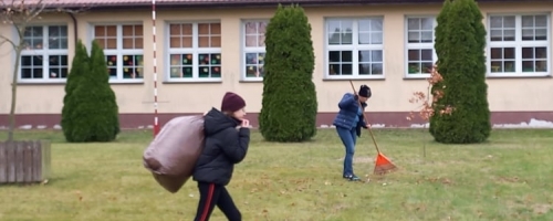 Jesienne porządki wokół szkoły